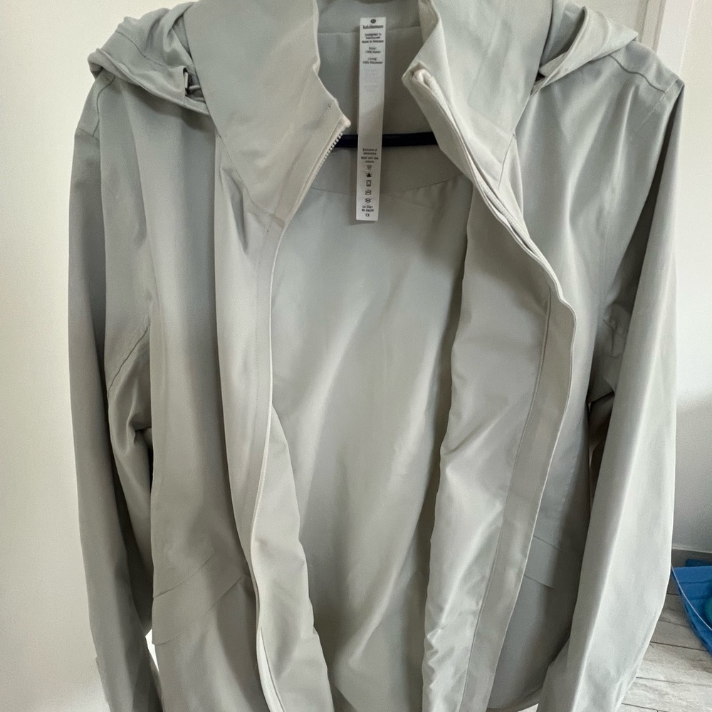Lululemon Athletica minty green rain jacket